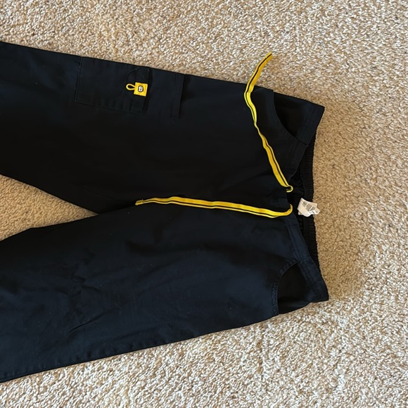 Wonder wink scrub pants, black, size medium. - Picture 3 of 5